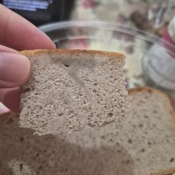 Şok Markette Ridada Kara Buğday Ekmeğinde Hijyen Ve Güvenlik Sorunu: Delik Ve Enjektör İzi