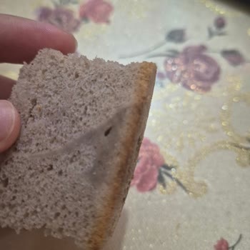 Şok Markette Ridada Kara Buğday Ekmeğinde Hijyen Ve Güvenlik Sorunu: Delik Ve Enjektör İzi