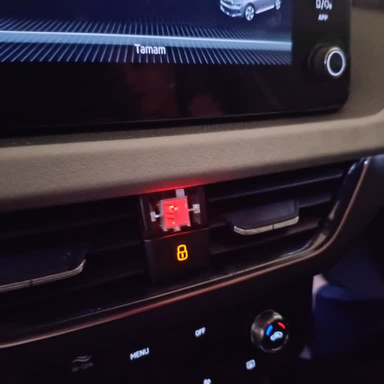 Skoda Kamiq Dörtlü Flaşör Düğmesi Çatladı Garanti Kapsamında Değişim Talebi