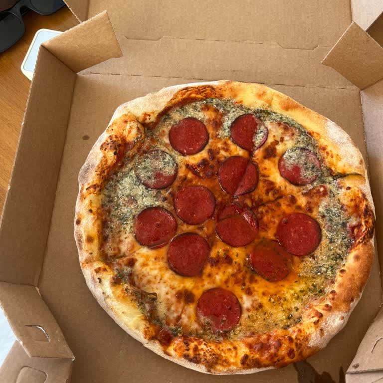 Orta Boy Sucuksever Pizza Yerine Küçük Pizzayla Karşılaştım