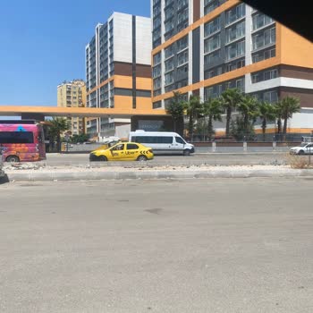 Ekpa 1207 Sitesi Çevresinde Güneş Hal Taksi Araçlarının Yetkisiz Beklemesi Trafiği Aksatıyor