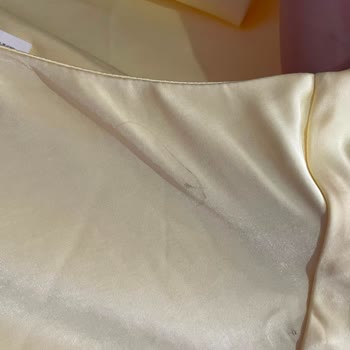 Stradivarius’tan Gelen Saten Halter Topta Belirgin Lekeler Ve Kullanılmış Görünüm