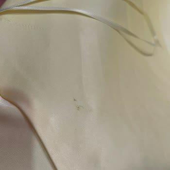 Stradivarius’tan Gelen Saten Halter Topta Belirgin Lekeler Ve Kullanılmış Görünüm
