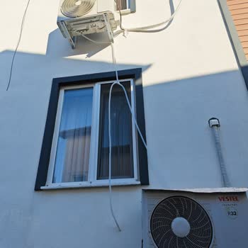 Güvenli Olmayan Montaj Nedeniyle Samsung Klimam Dış Ünitesi Cam Altında Sallanıyor