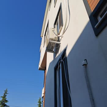 Güvenli Olmayan Montaj Nedeniyle Samsung Klimam Dış Ünitesi Cam Altında Sallanıyor