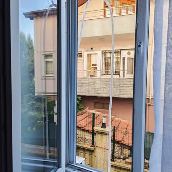 Güvenli Olmayan Montaj Nedeniyle Samsung Klimam Dış Ünitesi Cam Altında Sallanıyor