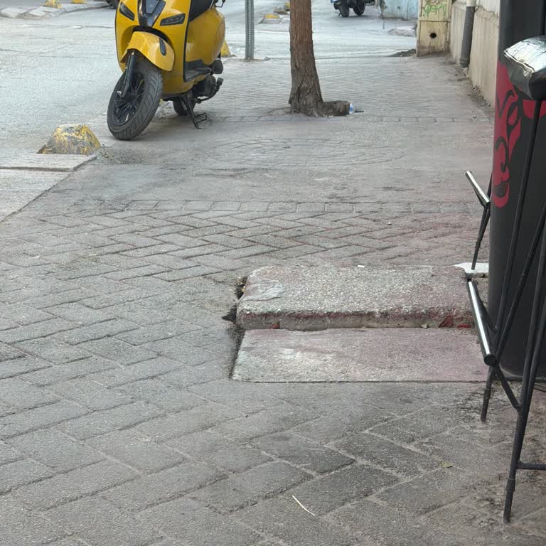 Rögar Kapağı Yüksek Bırakıldı Ve Lağım Kokusu Çevreyi Sarıyor