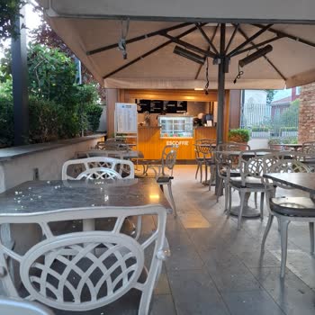 İki Görevliden Çelişkili Kapanış Bilgisi Ve Erken Kapatılan Kafe