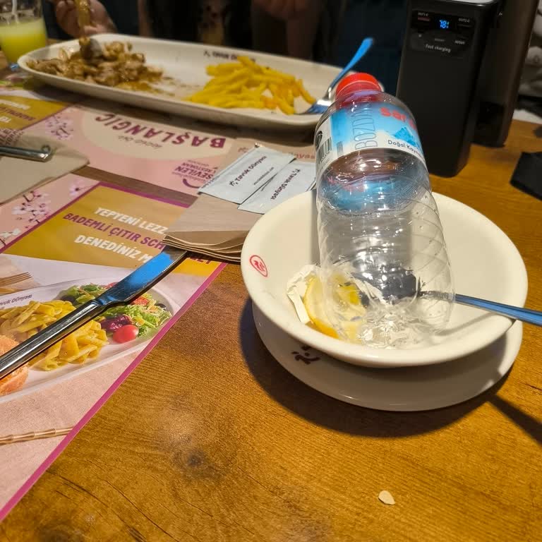 Bir Saat Bekleme Ve Saygısız Çalışan Tutumu