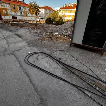 Eskişehir Odunpazarı Büyükdere Mahallesi Hanımeli Sokak'taki Kablonun Kopması Ve İnternet Kesintisi