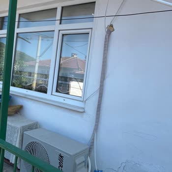 Dış Ünitenin Tehlikeli Kurulumu, Ücretsiz Yeniden Montaj Ve Kompresör Ayaklarının İadesi Talebi