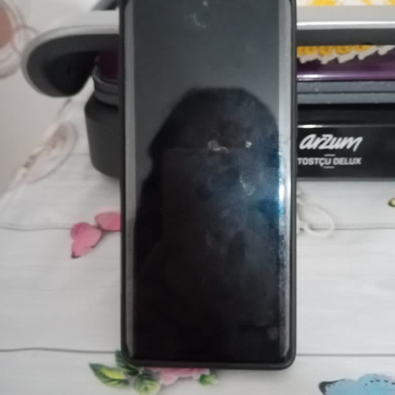 Vivo V40 5G Orijinal Cam Filmi Verilmedi Ve Geçici Filmin Kenarları Hava Yapıyor