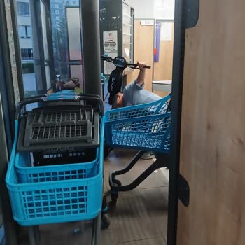 A101 Mağazasında Bisiklet Ve Scooter İle Dolaşan Çocuklar Güvenliği Tehdit Ediyor