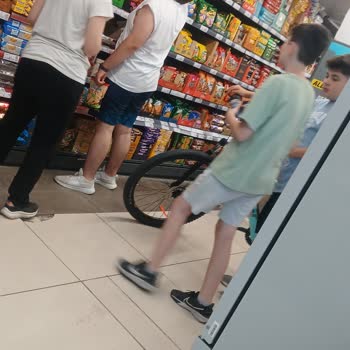 A101 Mağazasında Bisiklet Ve Scooter İle Dolaşan Çocuklar Güvenliği Tehdit Ediyor