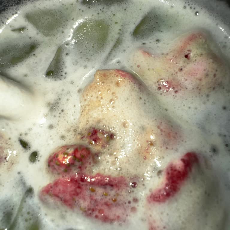 Bozuk Süt Kullanımı Nedeniyle Strawberry Matcha Latte'de Sağlık Riski Ve İade Talebi