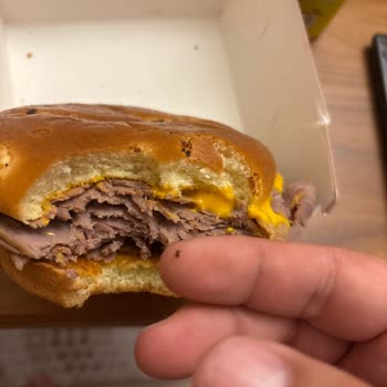 Arby’s Vadistanbul Hamburgerinde Karınca Bulunması Ve Hijyen İhlali