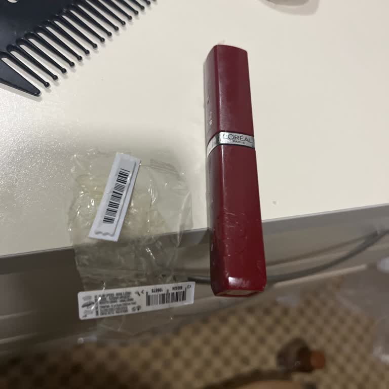 L'Oreal Paris 520 Berry Rujunun Ambalajındaki Şeffaf Bant Ve Yapışkan Kalıntısı