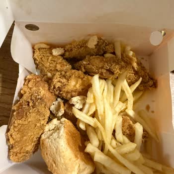 Popeyes Maxi XL Menüsü Yanlış Gönderildi, Sadece 8 Adet Acılı Kanat Geldi Ve Yanıltıcı Bilgi Verildi