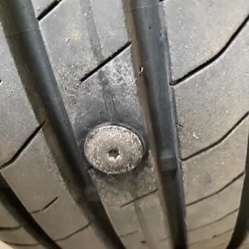 Servis Dikkatsizliği: Tekerleğe Batan Vida Ve Yamalı Lastik