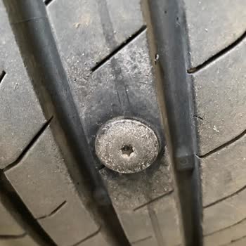 Servis Dikkatsizliği: Tekerleğe Batan Vida Ve Yamalı Lastik