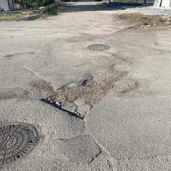 Ziya Ülhak Caddesi Ve Ferah Sitesi Çevresindeki Derin Çukurlar Yol Güvenliğini Tehlikeye Atıyor