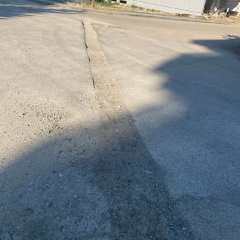 Ziya Ülhak Caddesi Ve Ferah Sitesi Çevresindeki Derin Çukurlar Yol Güvenliğini Tehlikeye Atıyor