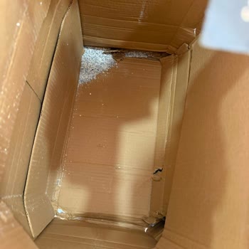 Kurye Paketi Ayağıyla Sürükleyerek Teslim Etti: Saygısız Davranış