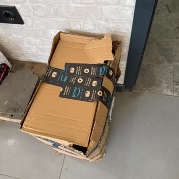 Kurye Paketi Ayağıyla Sürükleyerek Teslim Etti: Saygısız Davranış