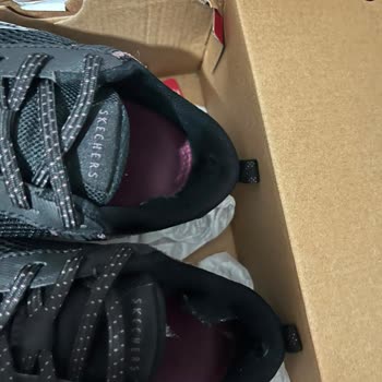Skechers Ayakkabısında Dikiş Delikleri Ve Mağaza İlgisizliği