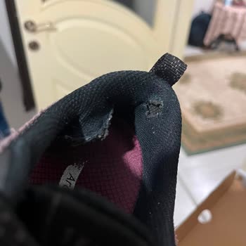 Skechers Ayakkabısında Dikiş Delikleri Ve Mağaza İlgisizliği