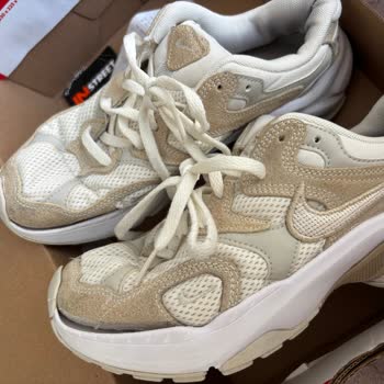 Nike Bej Ayakkabımın Çamaşır Makinesinde Yıkanması Sonrası Taban Ve Üst Kısmının Açılması