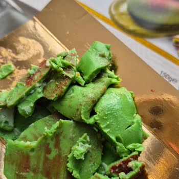Juva Antep Fıstıklı Mus Pastasının Dış Çikolatasındaki Yeşil Renk Ve Aşırı Acı Tat