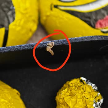 Emoji Sütlü Çikolatada Keskin Yabancı Madde Tespit Edildi