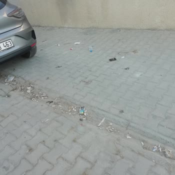 A101 Kuşadası Mağaza Önünde Çöp Çöplüğü Ve Sağlık Riski