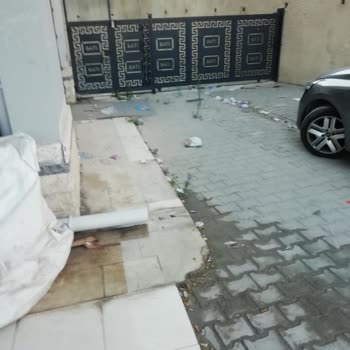 A101 Kuşadası Mağaza Önünde Çöp Çöplüğü Ve Sağlık Riski