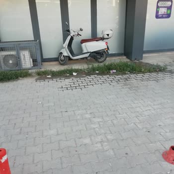 A101 Kuşadası Mağaza Önünde Çöp Çöplüğü Ve Sağlık Riski