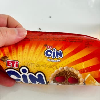 Eti Paketi Açıp Yerken İçerisinden Kurt Çıkması