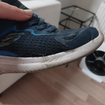 Ayıplı Skechers Ayakkabı 1 Ayda Yırtıldı; Mağaza Açıklama Yapmadan Talebi Reddetti
