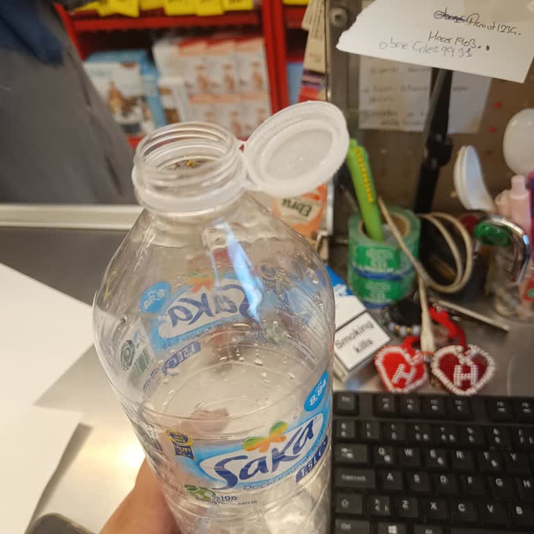 Saka Su Şişelerinin Kapakları Açılmadığı Nedeniyle Kullanılamıyor