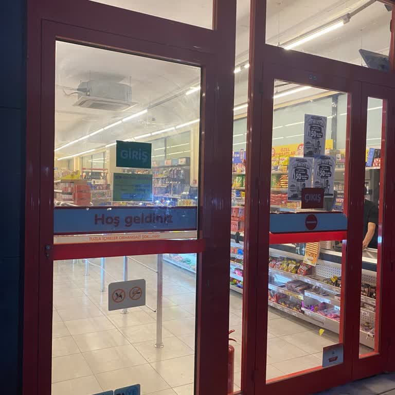 Şok Marketler Kapanmasına Yaklaşık 15 Dakika Olmasına Rağmen Kapının Kilitli Olduğunu Gördüm