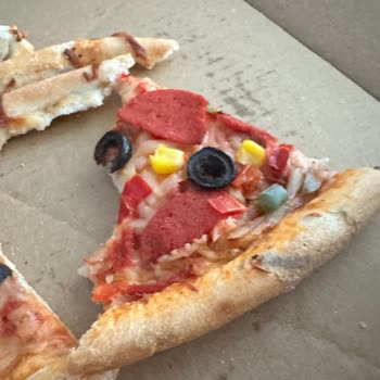Küflü Pizza Nedeniyle Hijyen İhlali Ve İade Talebi