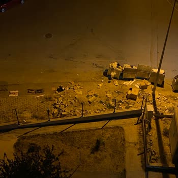 Sincan Saraycık Mahallesi Çöp Konteyneri Ve Kaldırımda Koku Ve Çevre Kirliliği