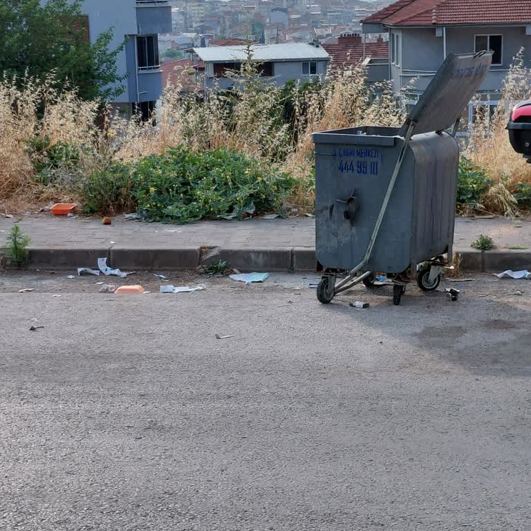 A101 Şubesi Çöp Atıkları Mahalle Bahçelerini Kirletiyor