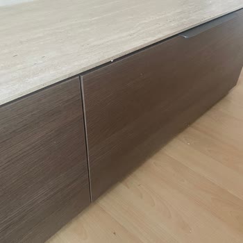Kelebek Mobilya'da Montaj Hatası Uyumsuz Parça Ve Orantısız TV Ünitesi Kapakları