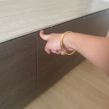 Kelebek Mobilya'da Montaj Hatası Uyumsuz Parça Ve Orantısız TV Ünitesi Kapakları