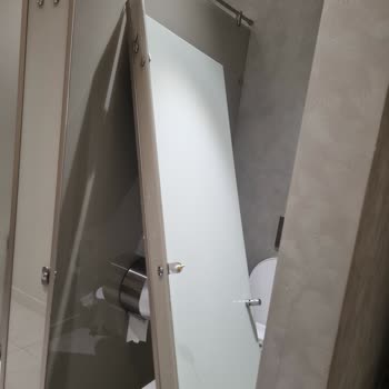 İstinyePark Teras Katı Tuvaletinde Kapı Düşmesi Ve Cam Patlaması Güvenlik Zafiyeti