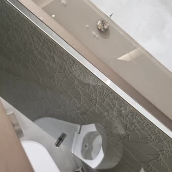 İstinyePark Teras Katı Tuvaletinde Kapı Düşmesi Ve Cam Patlaması Güvenlik Zafiyeti