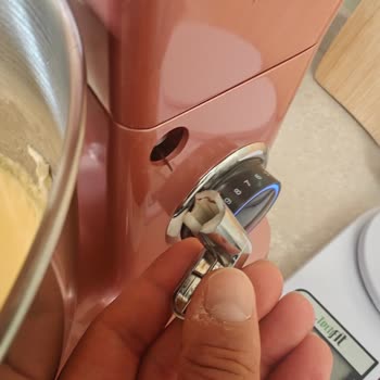 Schafer Home’da Mutfak Şefi Kolunda Kırık: Ücretsiz Değişim Talebi