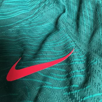 Nike Formamda Etiket Baskısının Hızlı Soyulması