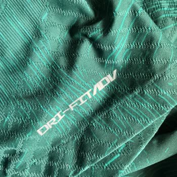 Nike Formamda Etiket Baskısının Hızlı Soyulması